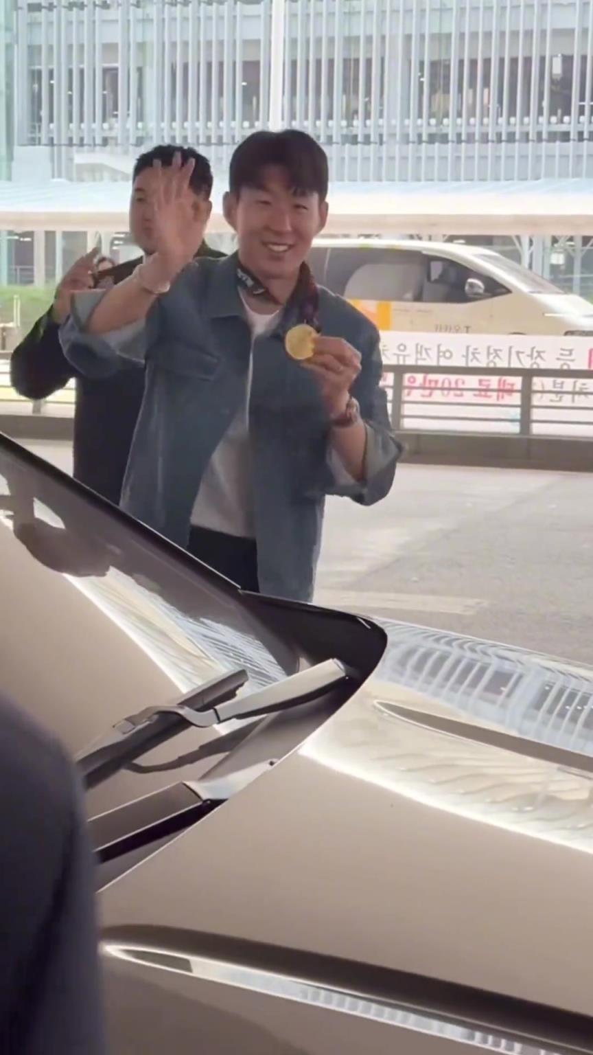 衣錦還鄉(xiāng)！孫興慜返回韓國(guó)，眾多女球迷讓其把歐聯(lián)獎(jiǎng)牌戴上
