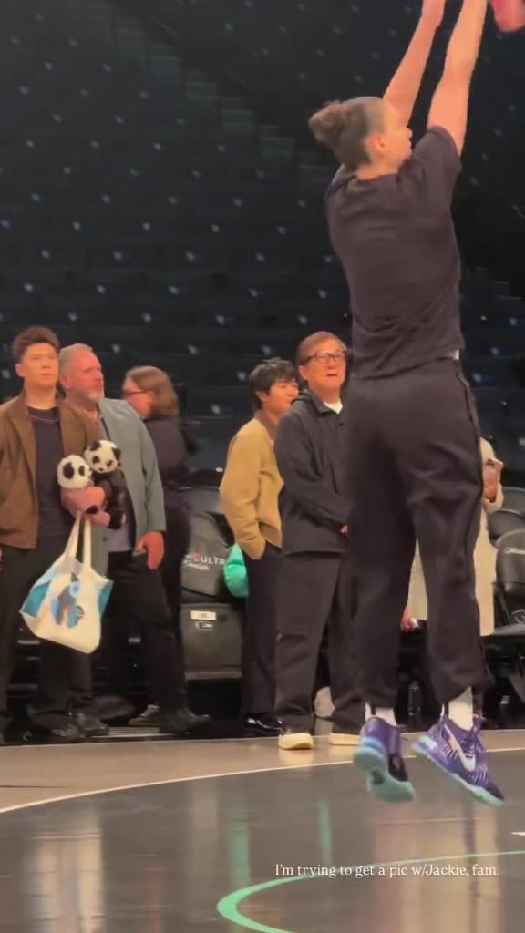 71歲成龍現(xiàn)身巴克萊中心看女籃比賽：她們投籃怎么那么準(zhǔn)?。?！